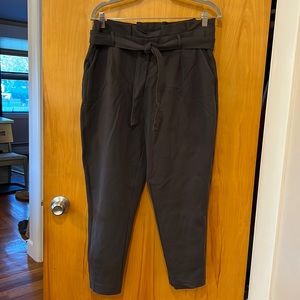 Sz L belted ruffle waist pants